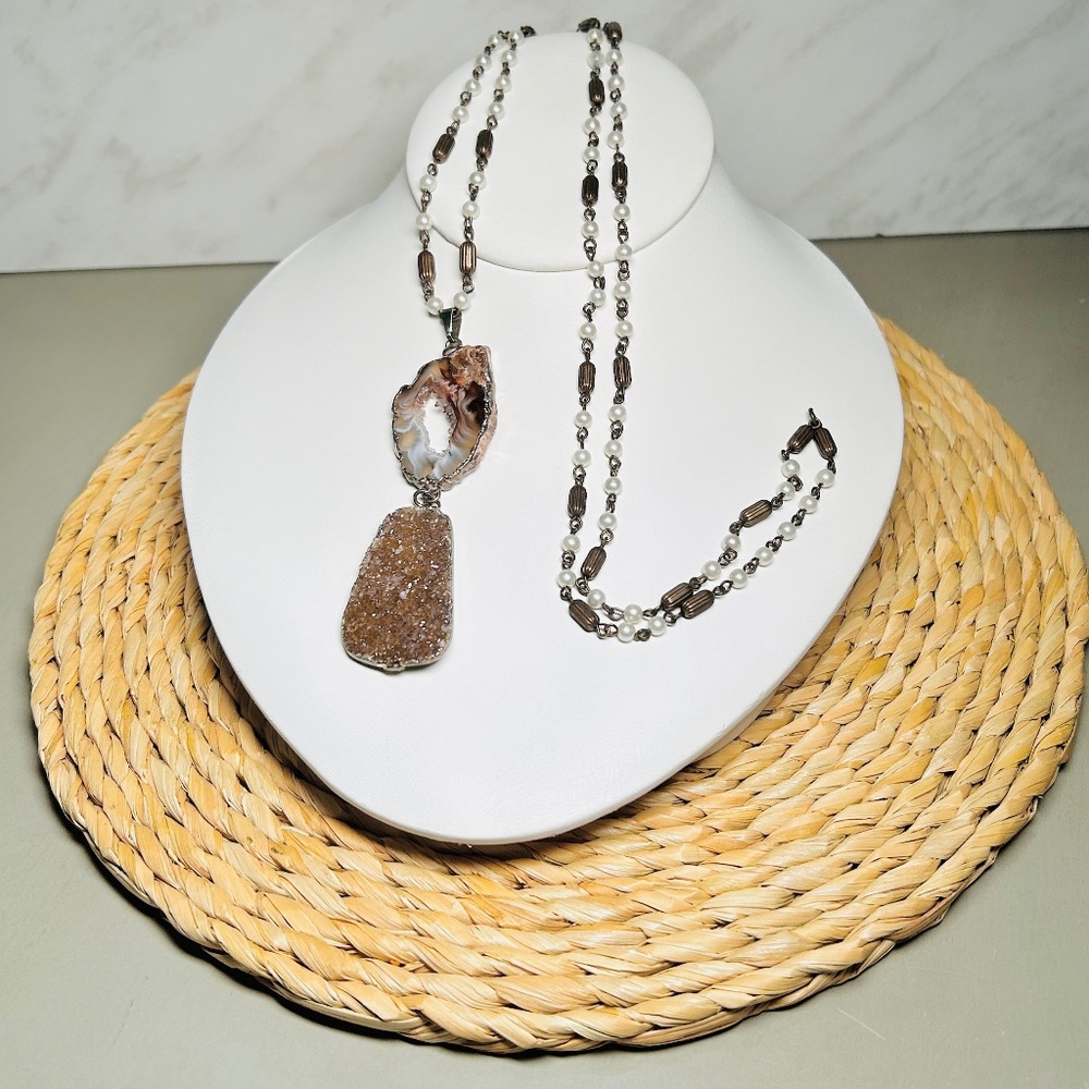 Vintage Quartz Agate Slice, Druzy, Brass Beaded and Faux Pearl Pendant Necklace - Picture 8 of 14